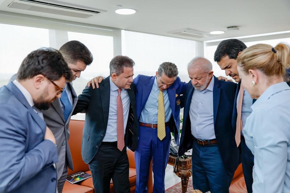 O presidente Lula recebeu Jorge Messias, cotado para vaga no STF, e lideranças evangélicas no Palácio do Planalto — Foto: Ricardo Stuckert/Presidência da República