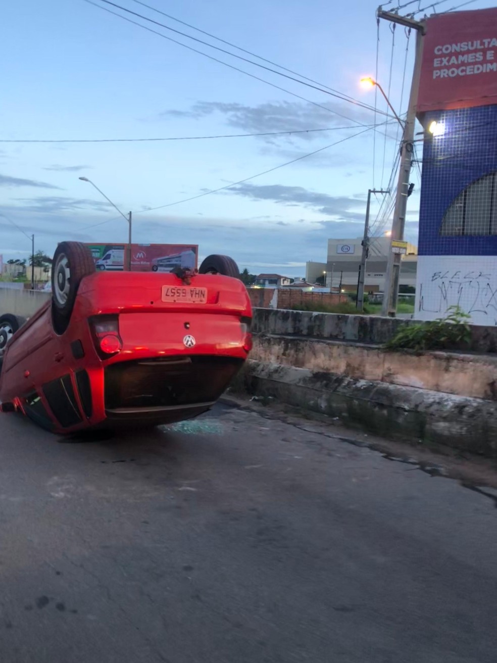 Apesar da gravidade do acidente, o motorista só teve uma escoriação no braço — Foto: Neto Cordeiro/Grupo Mirante