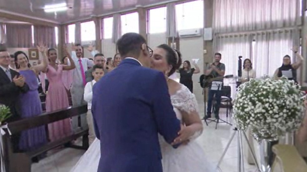 Casal de surdos casa-se com cerimônia em Libras realizada por padre também surdo — Foto: Reprodução RPC