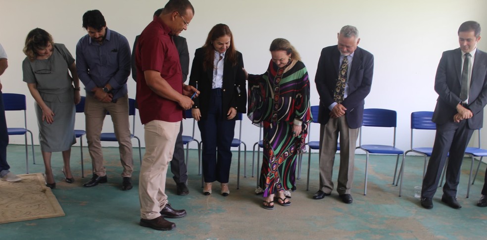 Presidente do TJ-AC experimentou sandálias fabricadas no presídio de Senador Guiomard — Foto: Zayra Amorim/Iapen