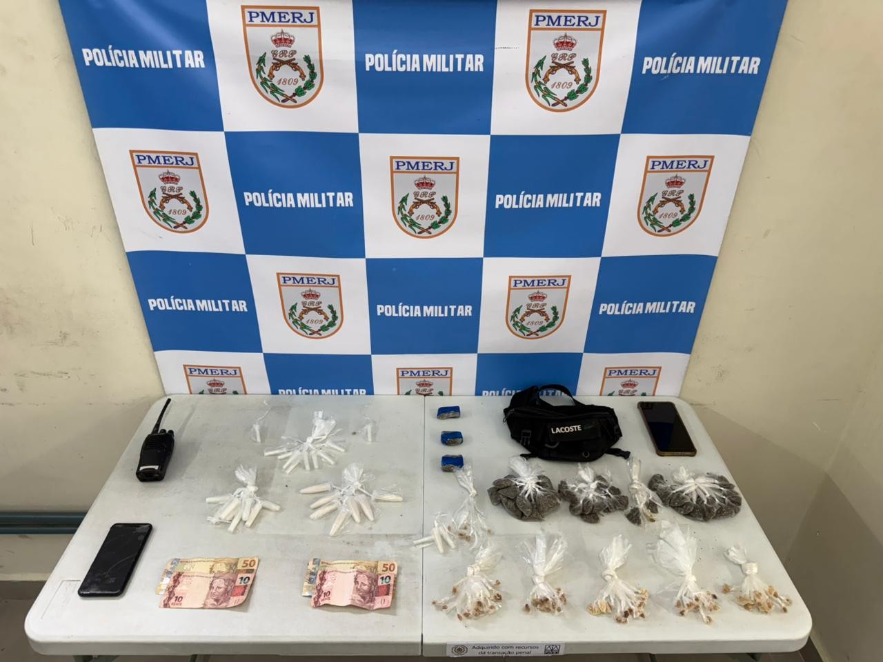 Homem é preso e dois adolescentes apreendidos por tráfico de drogas em Volta Redonda 