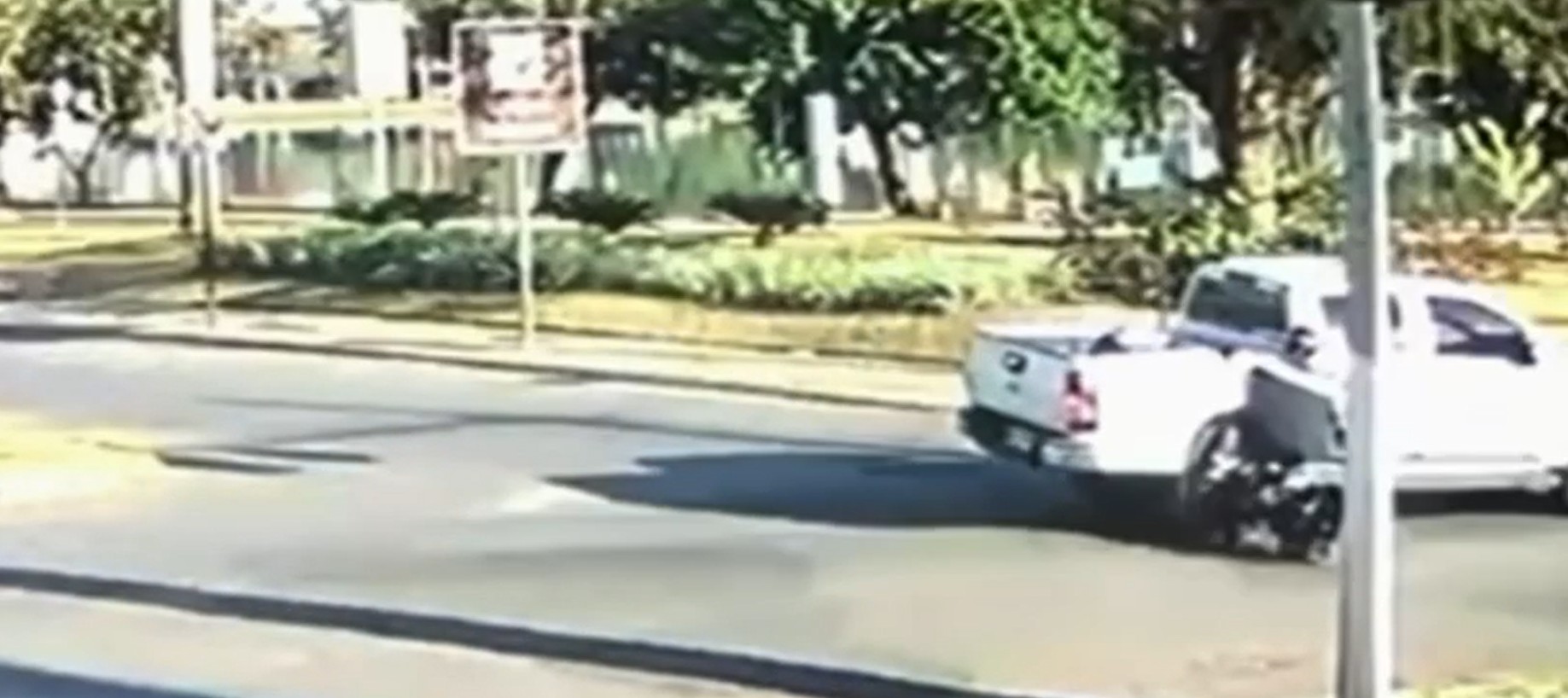 VÍDEO: Motociclista bate em caminhonete e fica ferido em MG