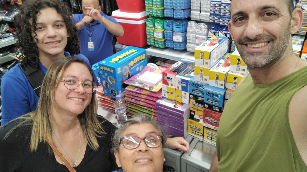 Casal arrecada e doa brinquedos após perder filha de 2 anos para o câncer