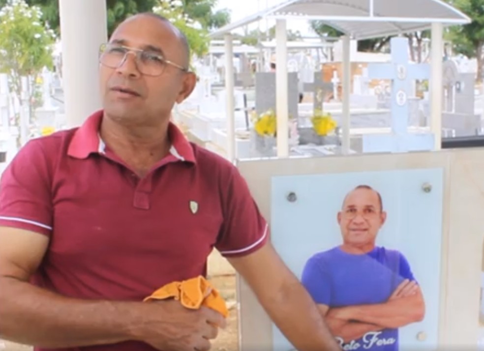 Arquivo do g1: Beto Fera ao lado do próprio túmulo, que ele construiu para ser sepultado quando morrer. — Foto: Caicó em foco