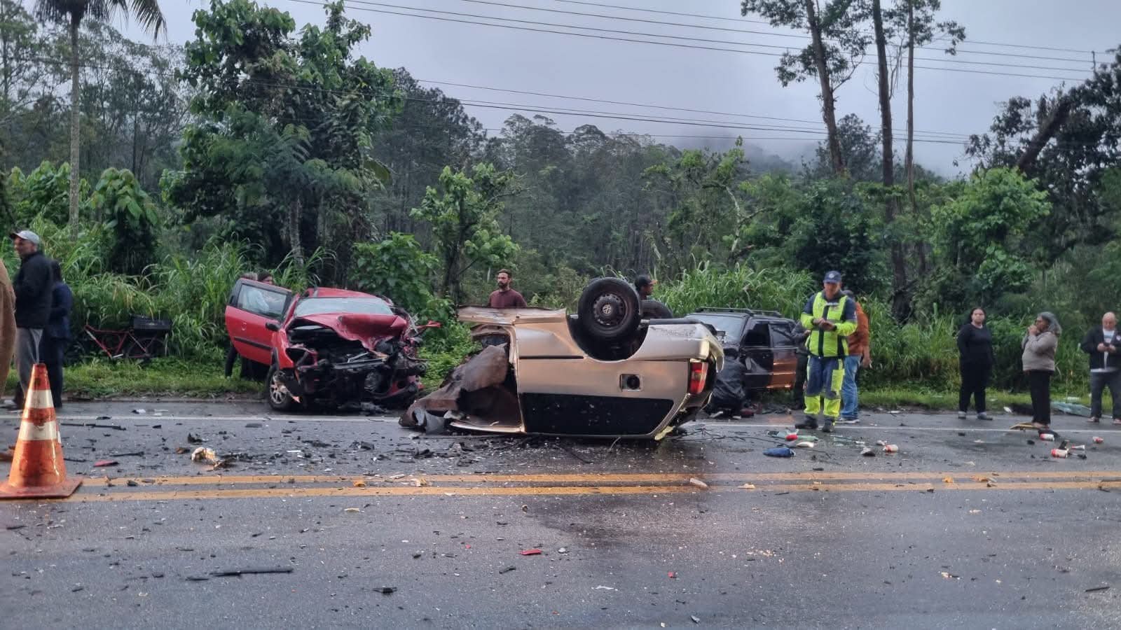 Carro fica partido em acidente com 4 feridos na Mogi-Guararema; uma vítima está em estado grave