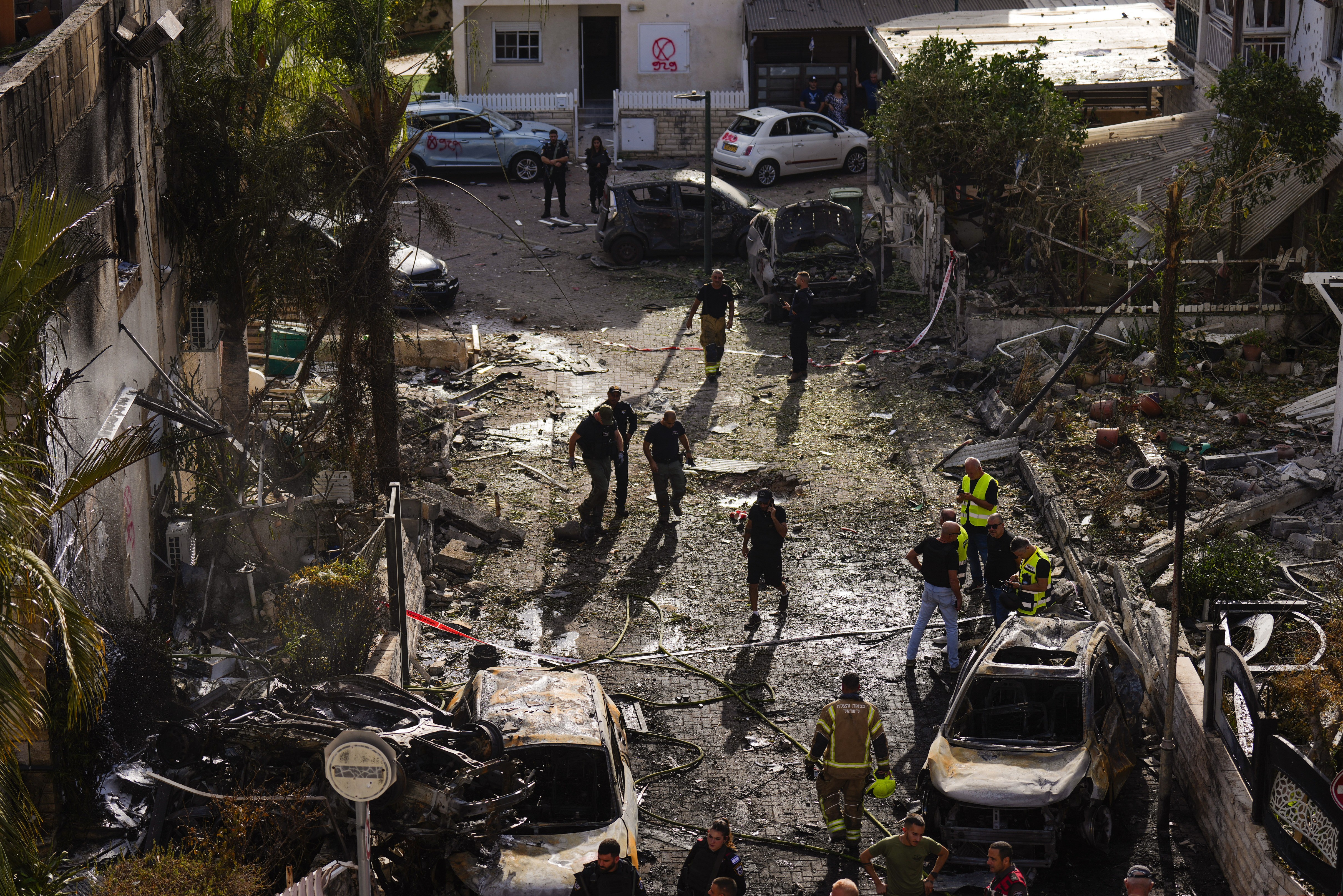 Hezbollah dispara mais de 100 mísseis contra Israel, que bombardeia alvos no Líbano em resposta