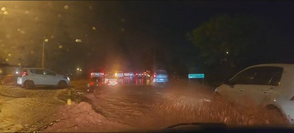 Alagamento na BR-020, perto do viaduto de Sobradinho, no DF — Foto: TV Globo/Reprodução