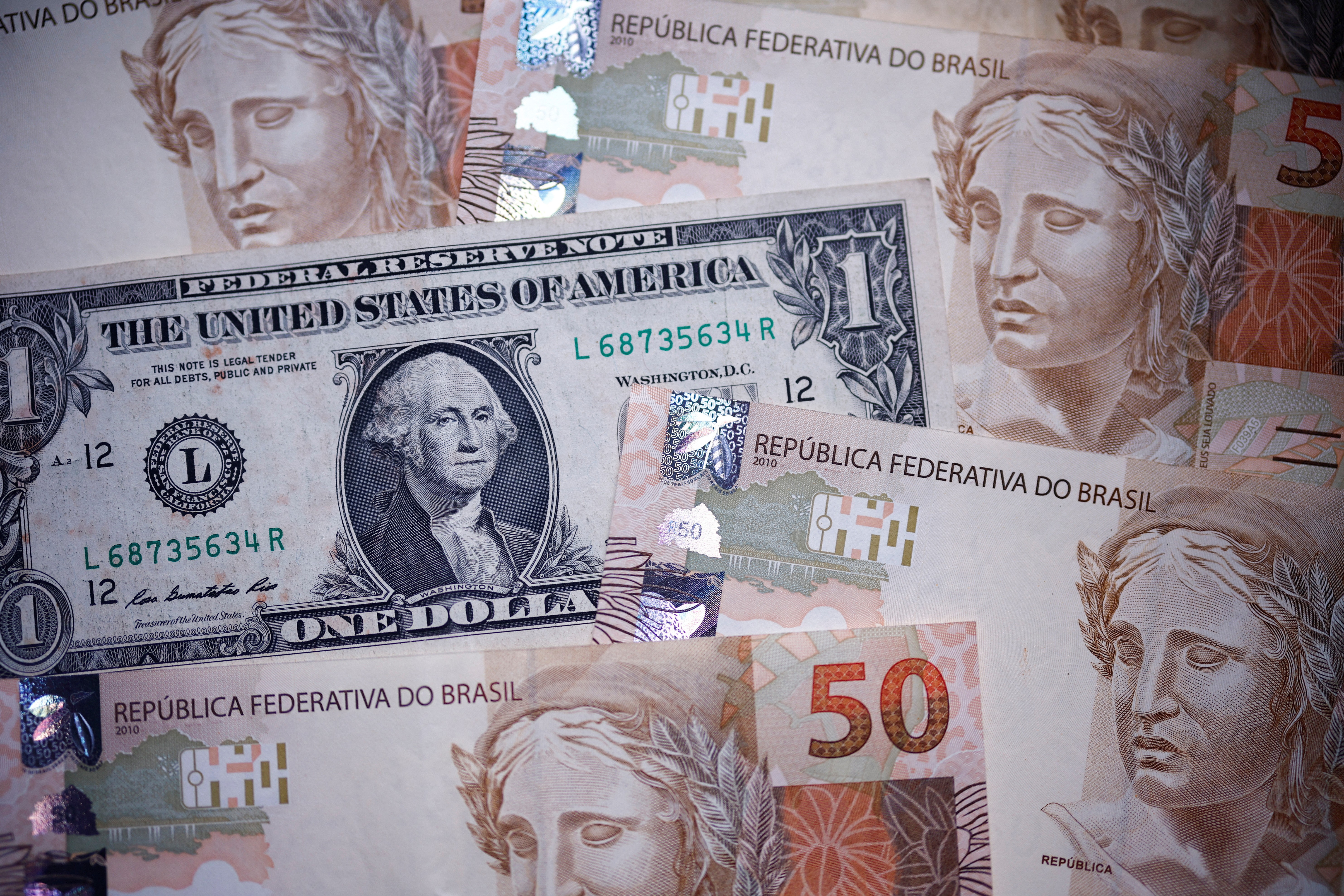 Dólar opera em queda e vai a R$ 6, com política tarifária de Trump e fiscal brasileiro no radar