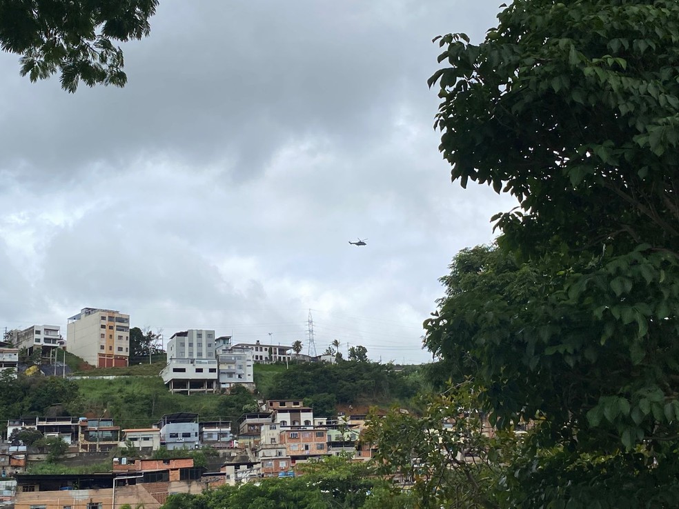Helicóptero com Lula sobrevoa Juiz de Fora — Foto: Victória Jenz/g1