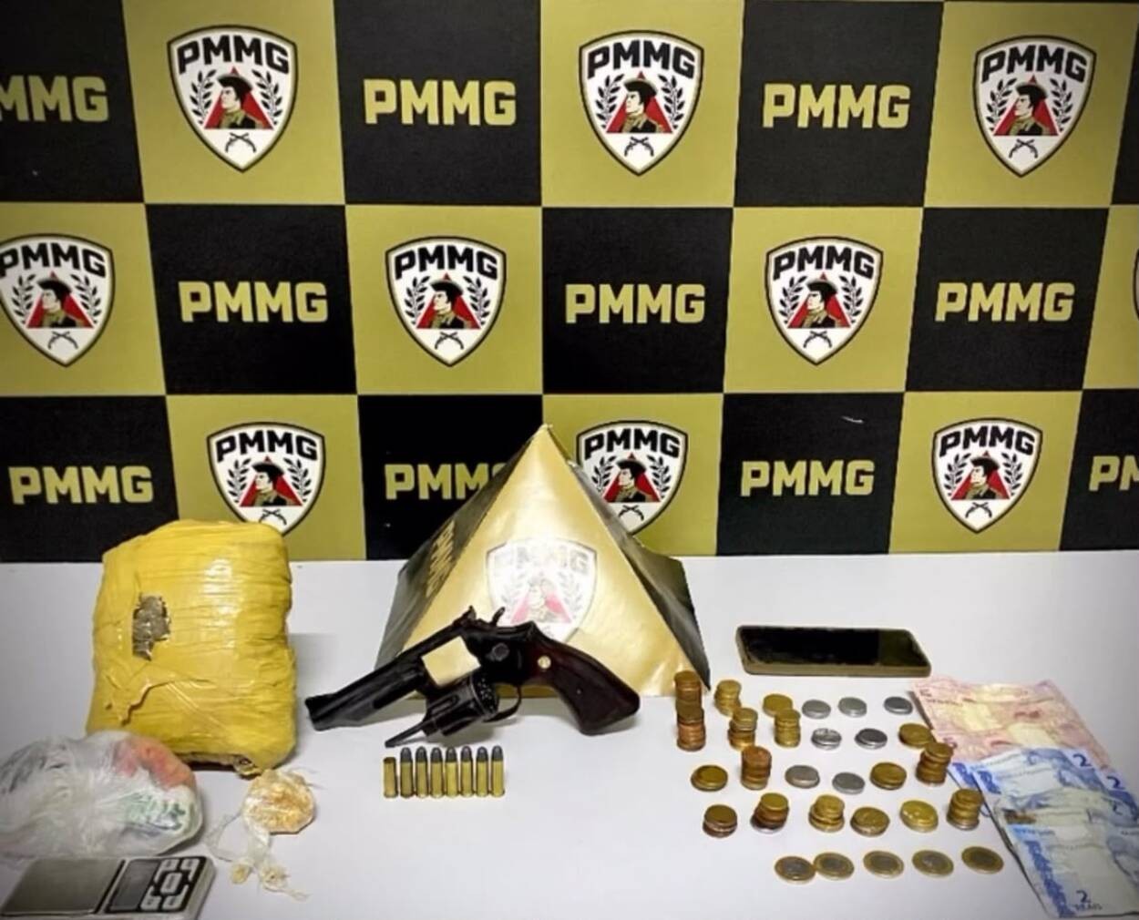 Homem é preso após apreensão de drogas e arma com numeração raspada em Arinos