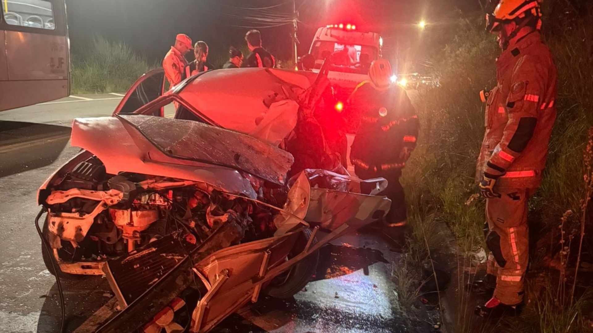 Motorista de carro morre após batida com ônibus do transporte público em Juiz de Fora