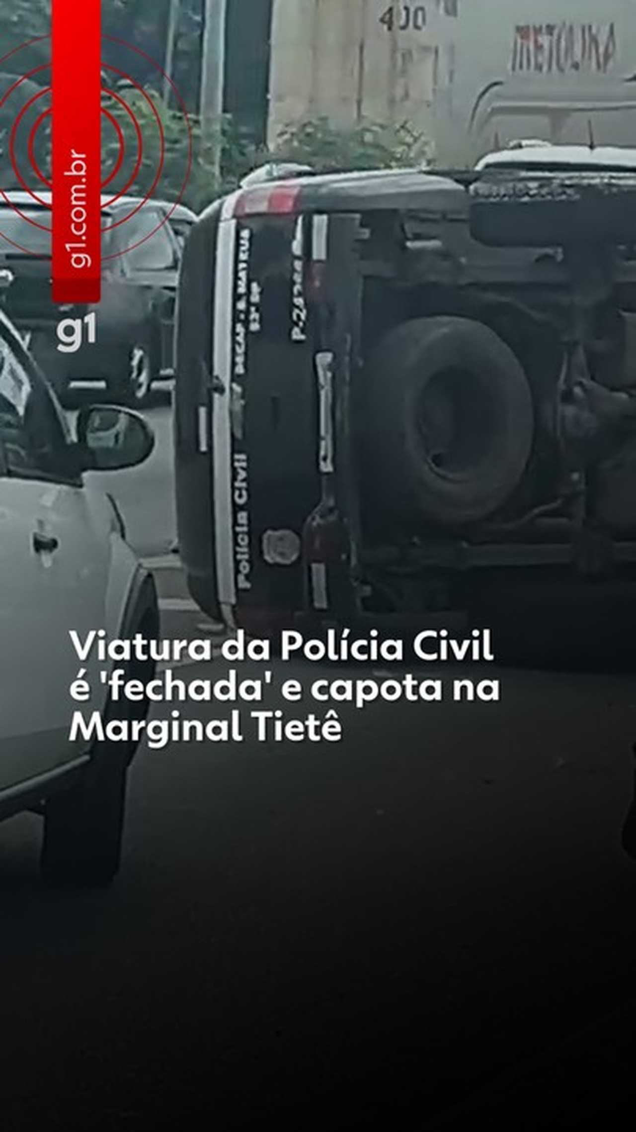 VÍDEO: viatura da Polícia Civil é 'fechada' por carro e capota na Marginal Tietê após bater em mureta