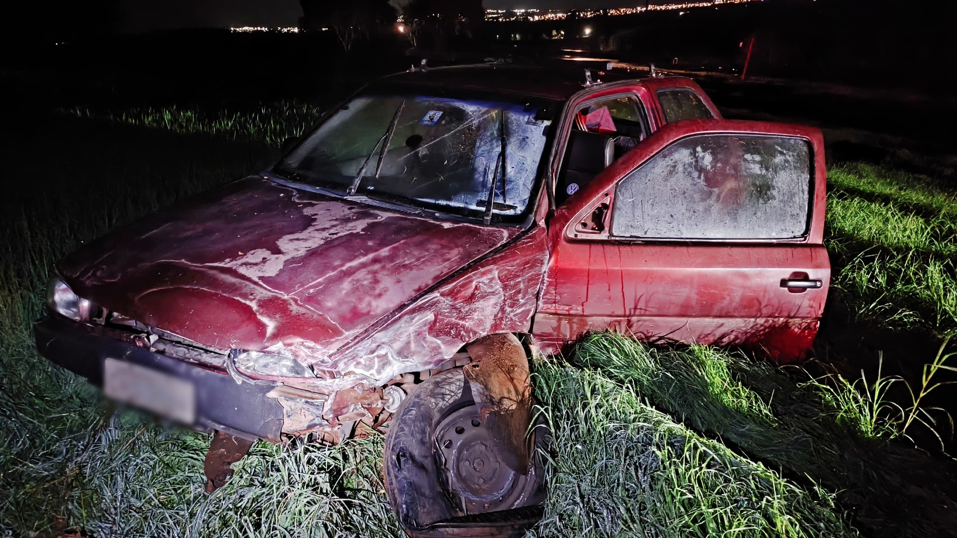 Motorista é socorrido após acidente em estrada vicinal no interior de SP
