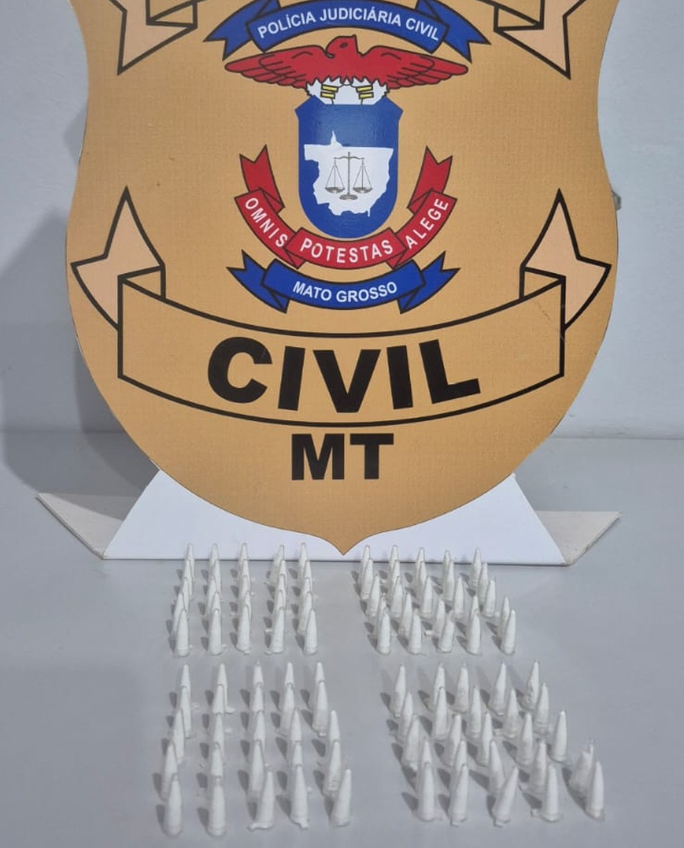 Polícia Civil apreende 100 pinos de drogas durante operação contra facção criminosa. — Foto: Reprodução