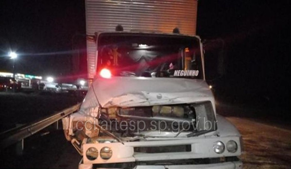 Caminhão perde freio e bate em carreta bitrem na SP-280 em Quadra