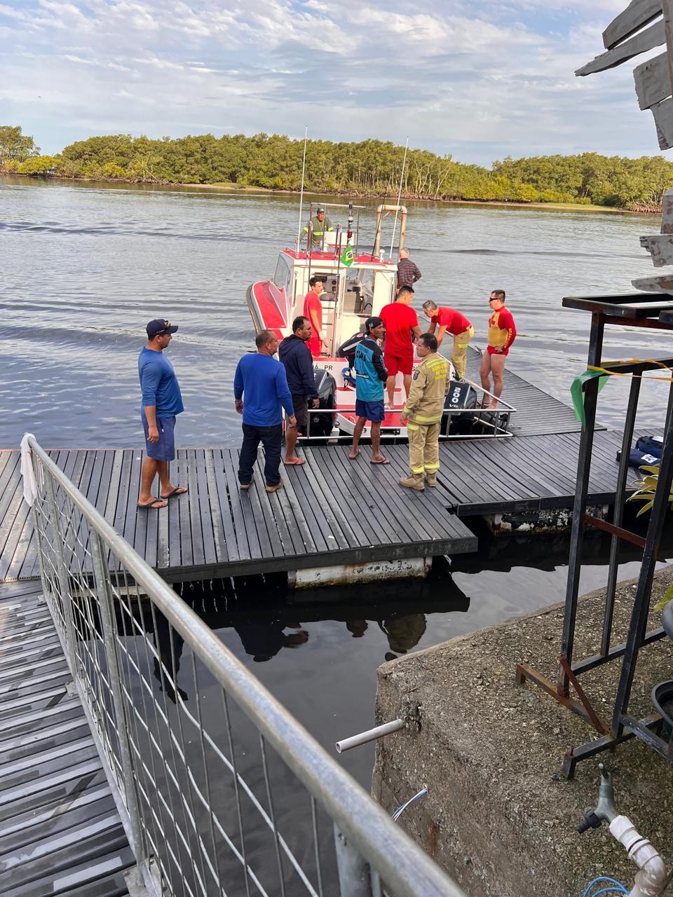Acidente embarcação litoral Paraná