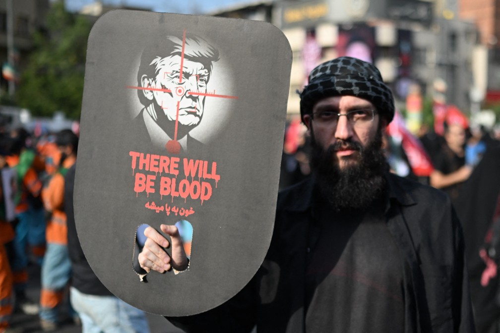 Pessoas pedem a morte de Donald Trump, tido como um dos respons&aacute;veis pela morte de Khamenei &mdash; Foto: AFP