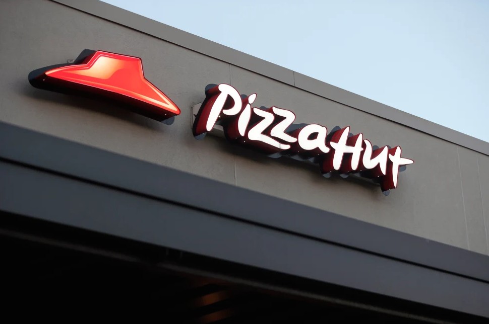 Pizza Hut será vendida por US$ 2,7 bilhões após anos de queda nas vendas e fechamento de lojas