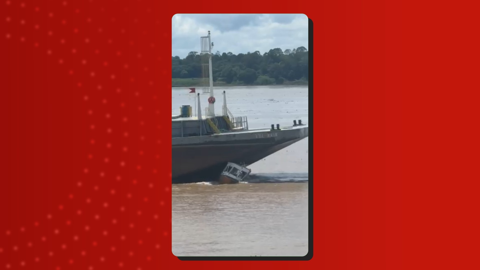 Lancha é esmagada por balsa no Rio Solimões e passageiros pulam para se salvar; VÍDEO