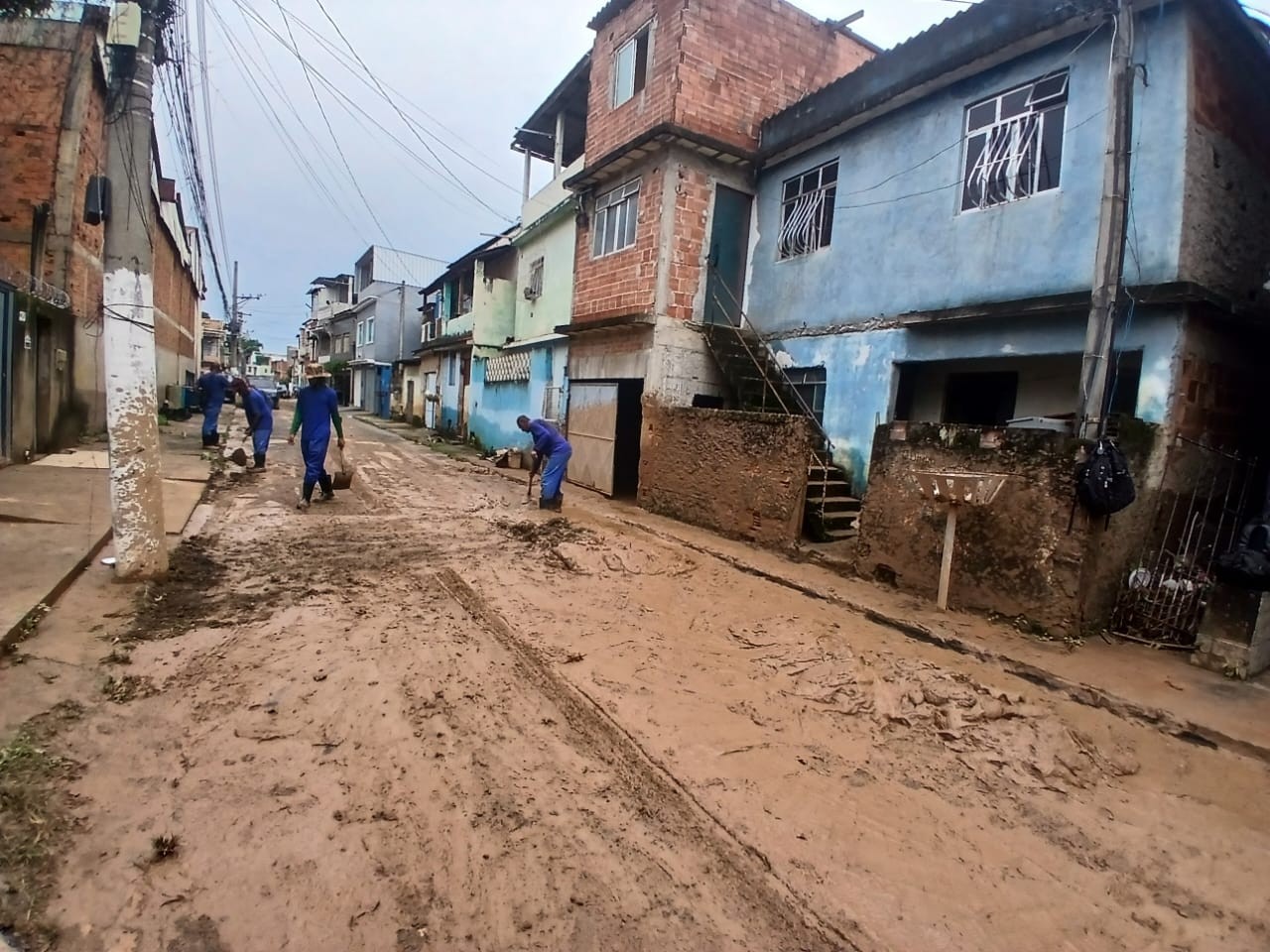 Equipes trabalham para amenizar impactos das chuvas em Barra Mansa