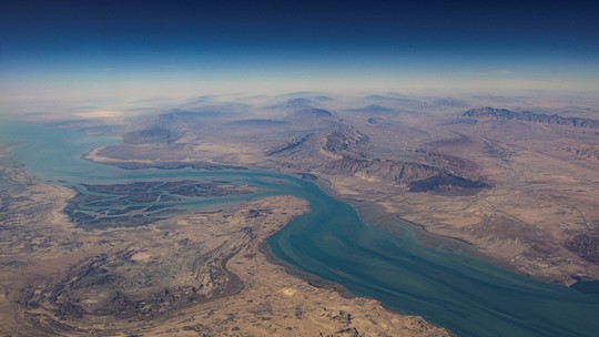 Embarcação iraniana é alvo de ataque no Estreito de Ormuz