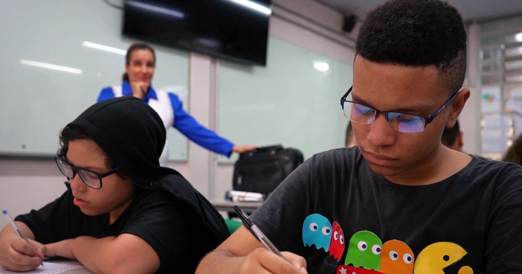 Professora cega inspira alunos com método inclusivo e exemplo de superação no interior de SP