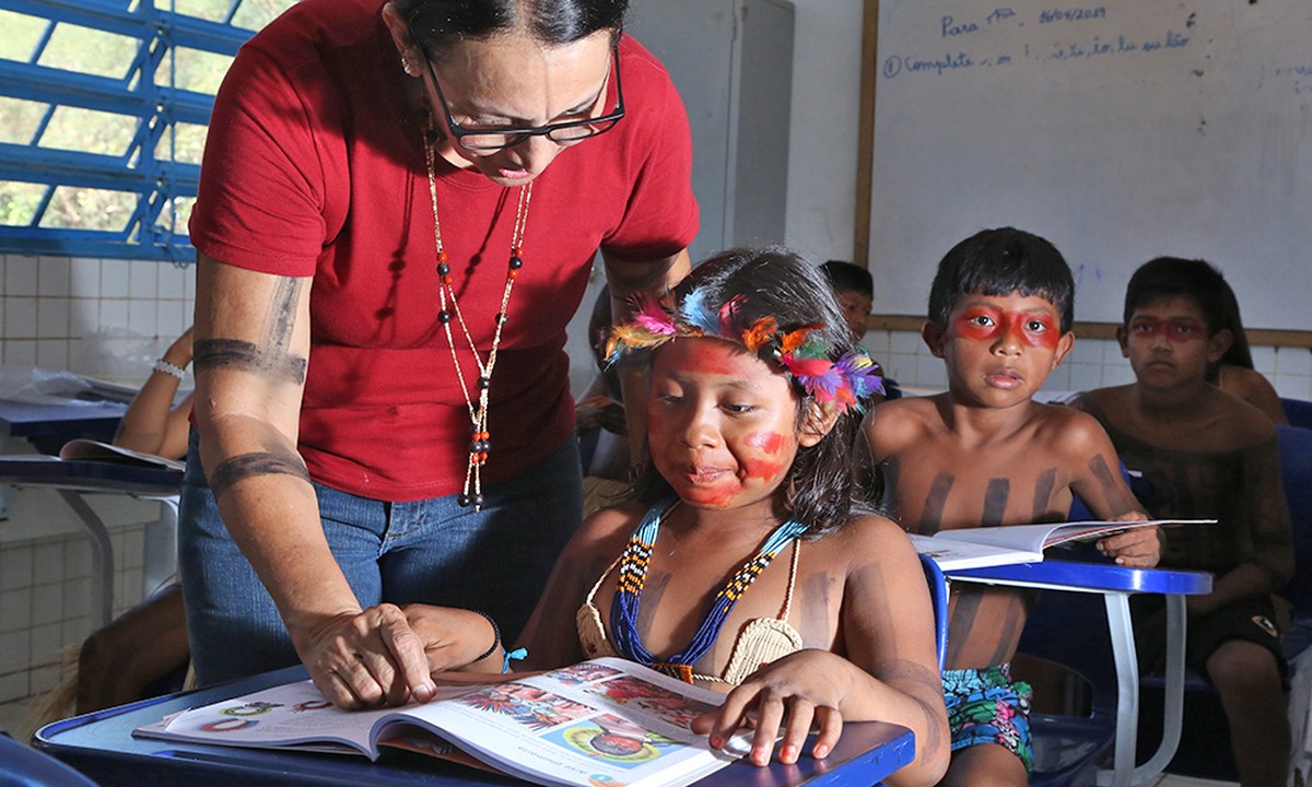 Dia dos Povos Indígenas: valorizar professores é desafio para educação bilíngue e intercultural nas aldeias