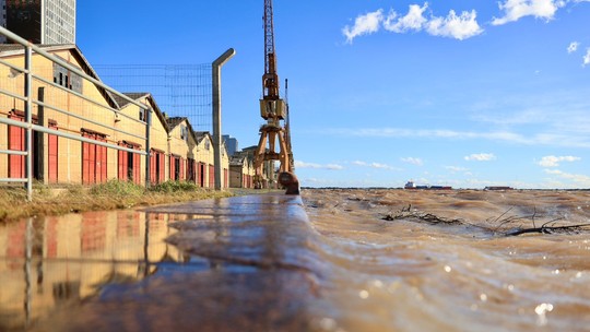 Guaíba avança e água invade Orla e calçadas em Porto Alegre