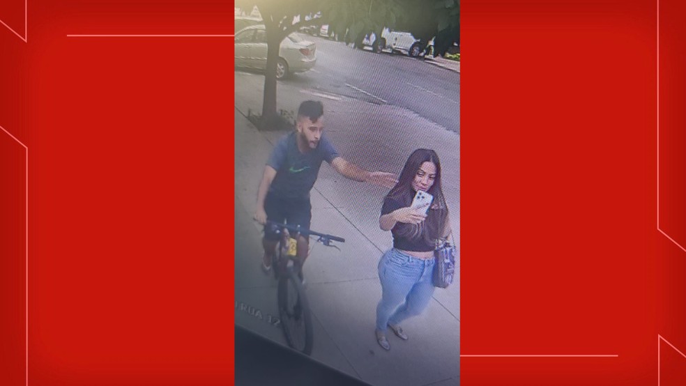 Mulher tem celular furtado enquanto tira selfie em frente ao condomínio onde mora, no DF — Foto: TV Globo/Reprodução