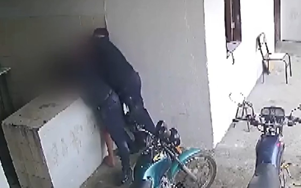 Vídeo mostra que jovem foi agredido por guardas municipais no interior da Bahia — Foto: Redes sociais