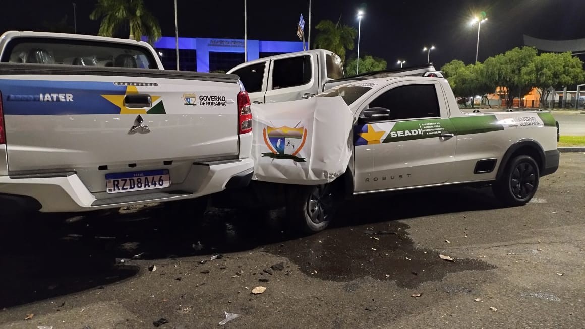 Motorista bate em carros oficiais do governo estacionados e foge após acidente em Boa Vista