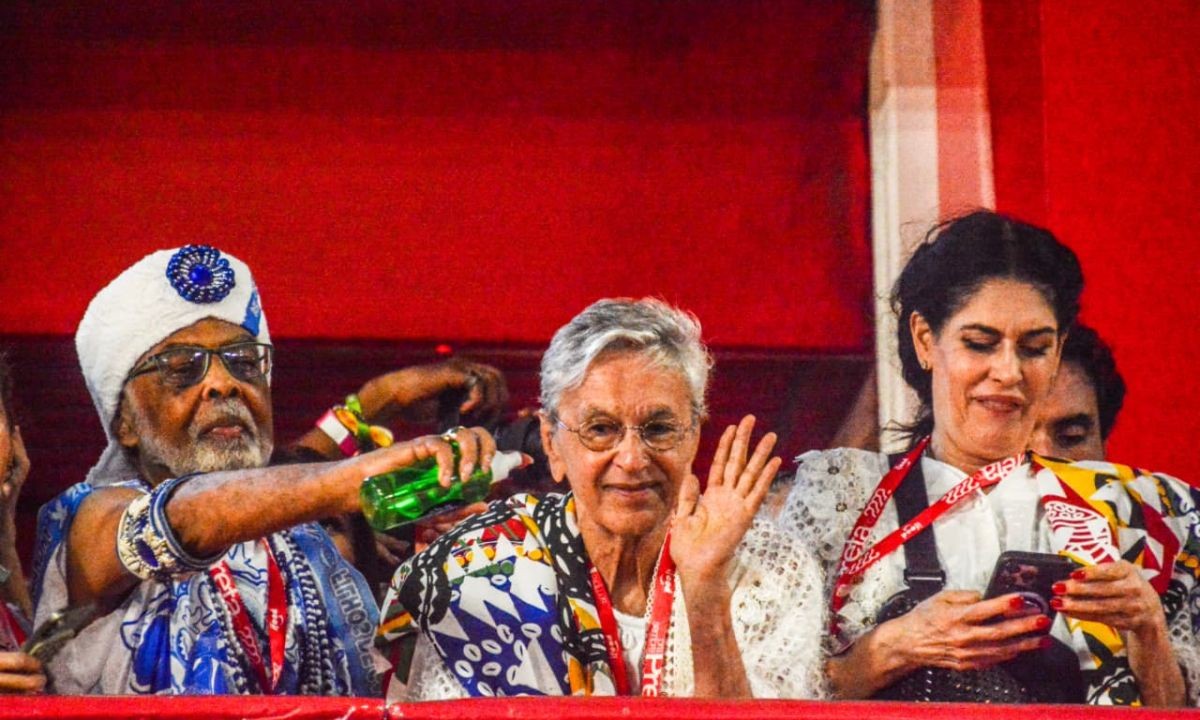 Gilberto Gil e Caetano Veloso cantam com Daniela Mercury no circuito do carnaval de Salvador