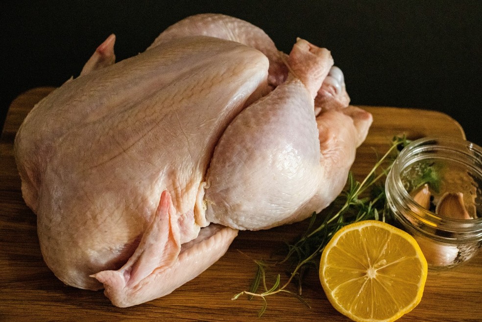 Frango cru — Foto: JK Sloan