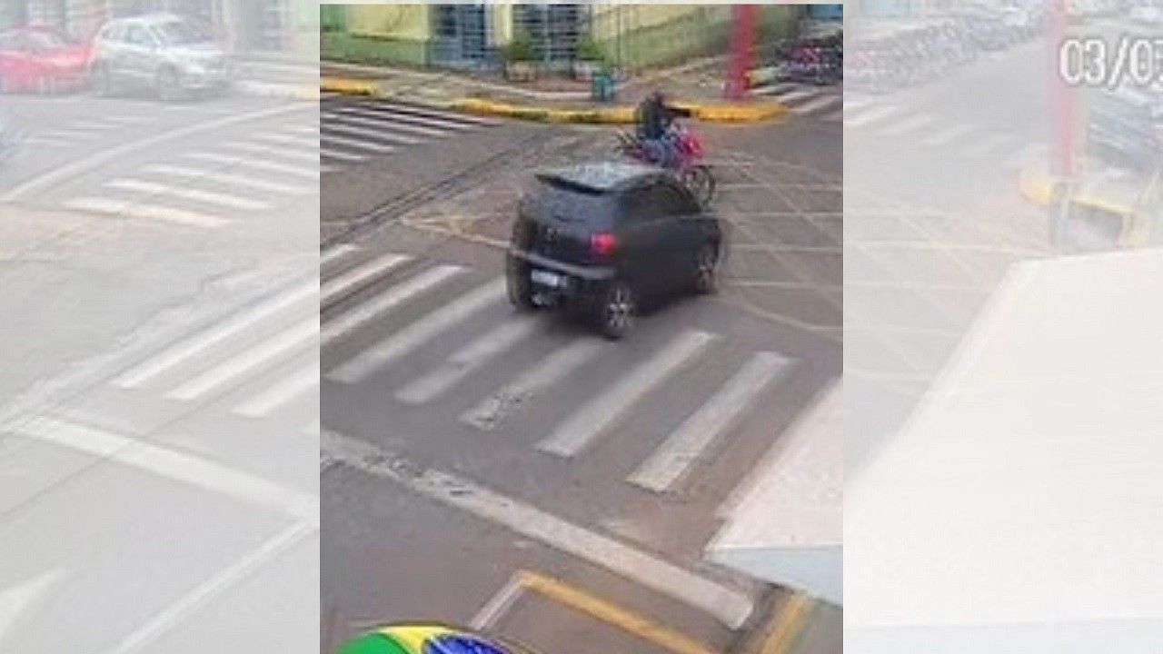 Motociclista morre após ser atingido por carro em cruzamento no Centro de Bastos; vídeo mostra acidente