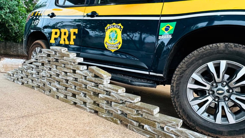 Droga apreendida com jovem dentro de ônibus, em Estreito — Foto: Divulgação/PRF