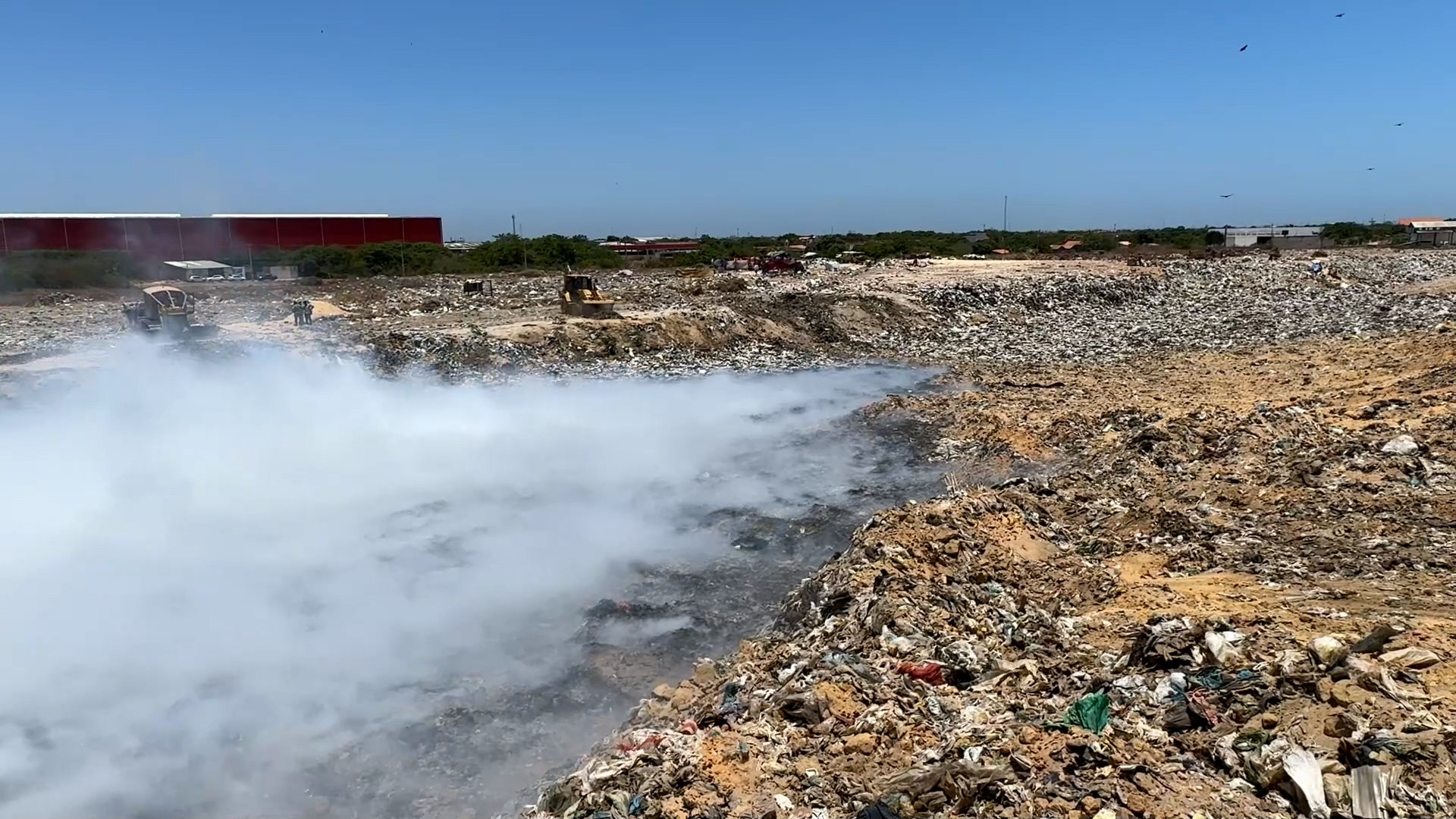 Incêndio atinge lixão em Parnaíba; bombeiros orientam saída de moradores em áreas afetadas pela fumaça