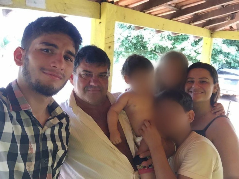 Carloan Martins Araújo, de 62 anos, com seus cinco netos e filha — Foto: Elma Barros/Arquivo pessoal