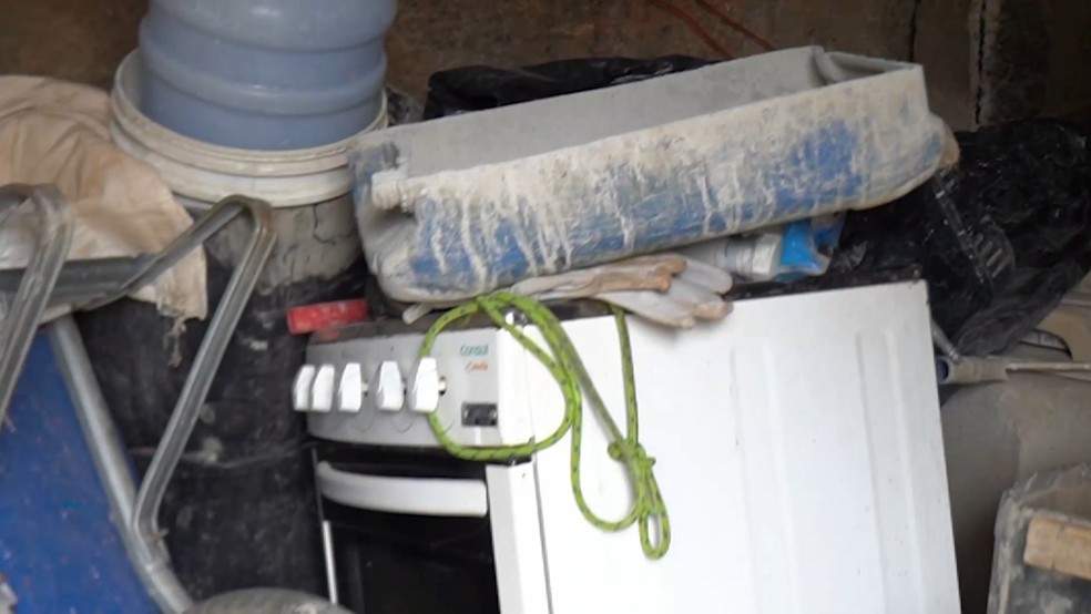 Ossadas foram encontradas escondidas em sacos plásticos dentro de depósito em cemitério de Colatina, Espírito Santo — Foto: Reprodução/TV Gazeta