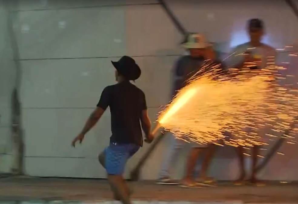 Moradores de Periperi em guerra de espadas na capital baiana, em 2023 — Foto: Reprodução/TV Bahia
