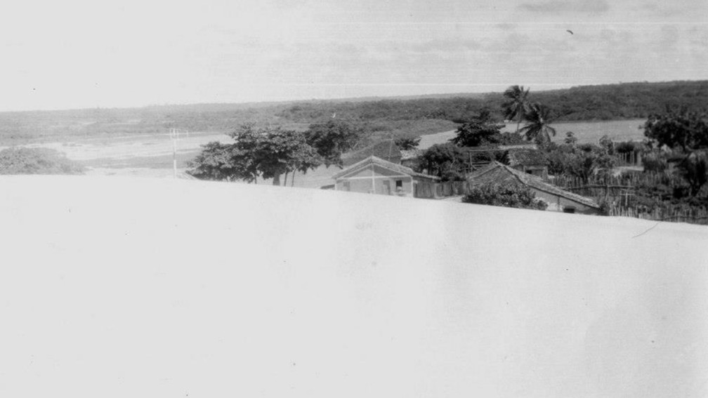 Antiga Vila de Itaúnas, no Norte do Espírito Santo, foi engolida pela areia e hoje atrai milhares de turistas por ano — Foto: Reprodução/Iema