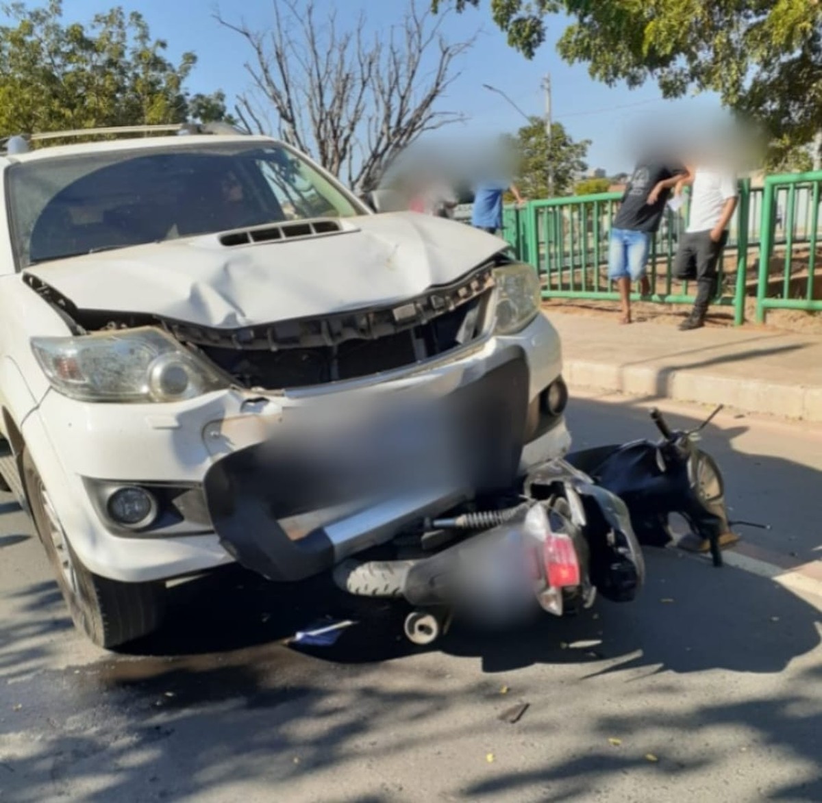 Acidente entre caminhonete e moto deixou duas pessoas feridas em Montes Claros