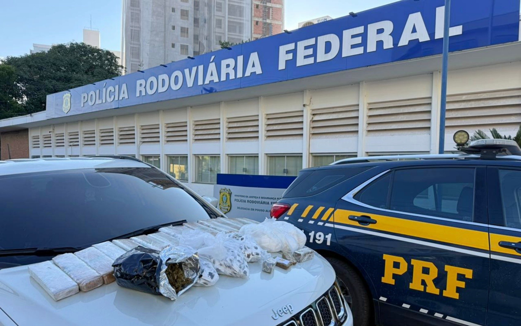 VÍDEO: homem é preso com 19 kg de drogas escondidos no painel de carro na Fernão Dias, em MG