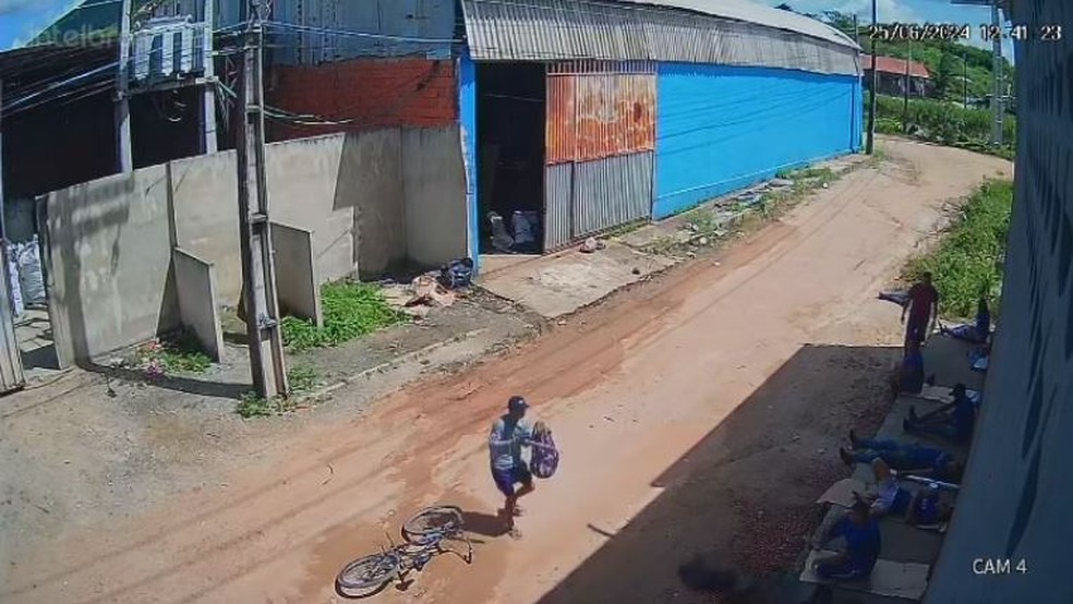 Assaltante fugiu com os celulares das vítimas em uma mochila. — Foto: Reprodução