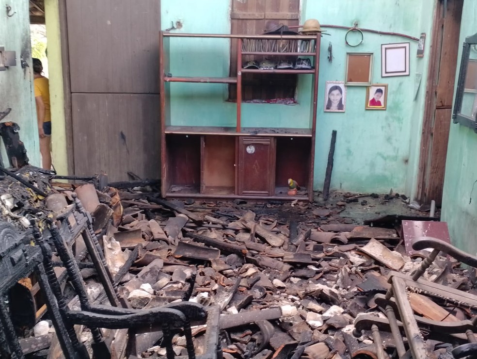 Casa em Senador Pompeu é destruída após dono causar incêndio acidental ao tentar matar percevejos de colchão usando um maçarico. — Foto: Corpo de Bombeiros/ Divulgação