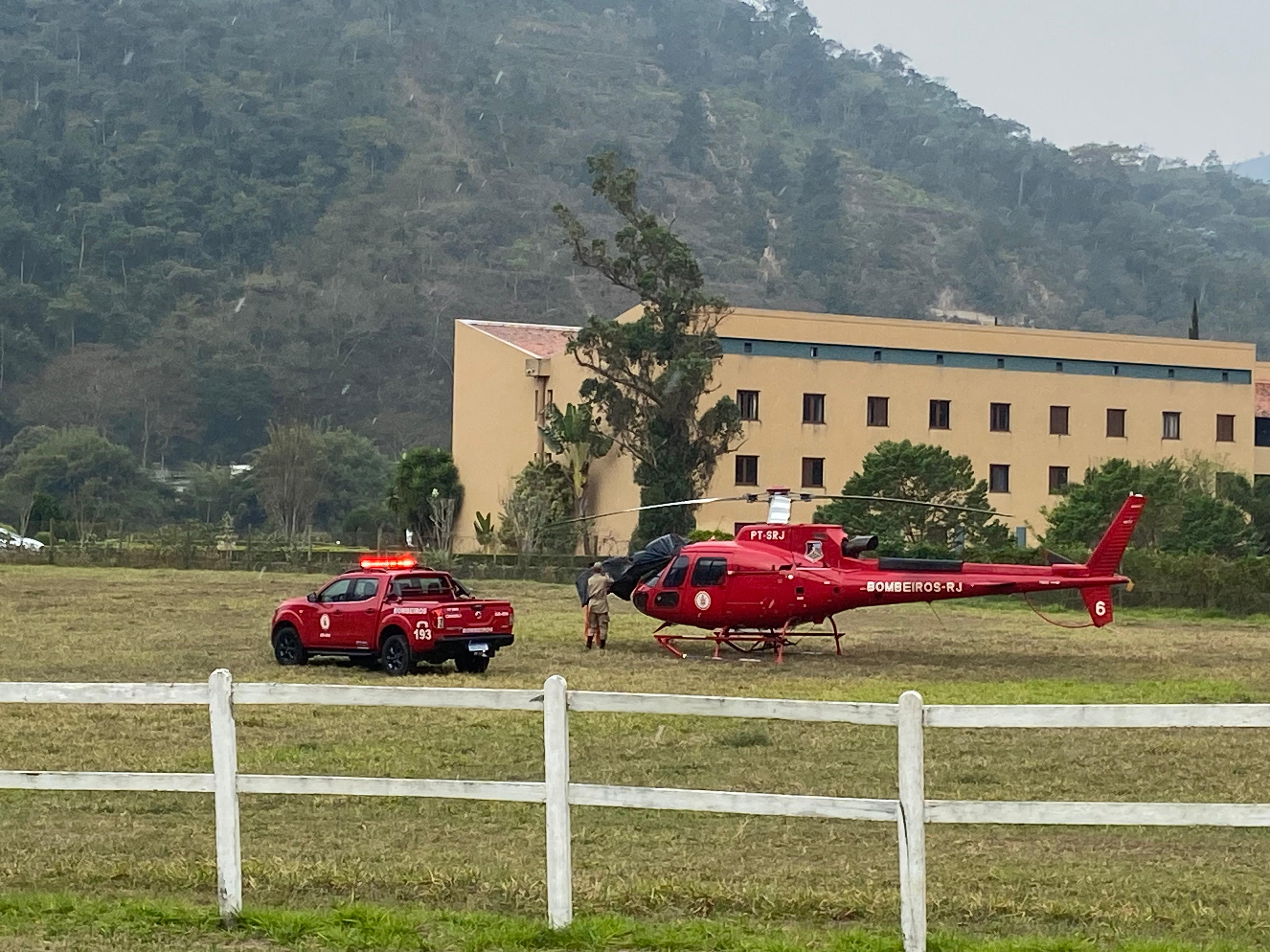 Helicóptero do Corpo de Bombeiros faz pouso de emergência em Itaipava, distrito de Petrópolis, no RJ