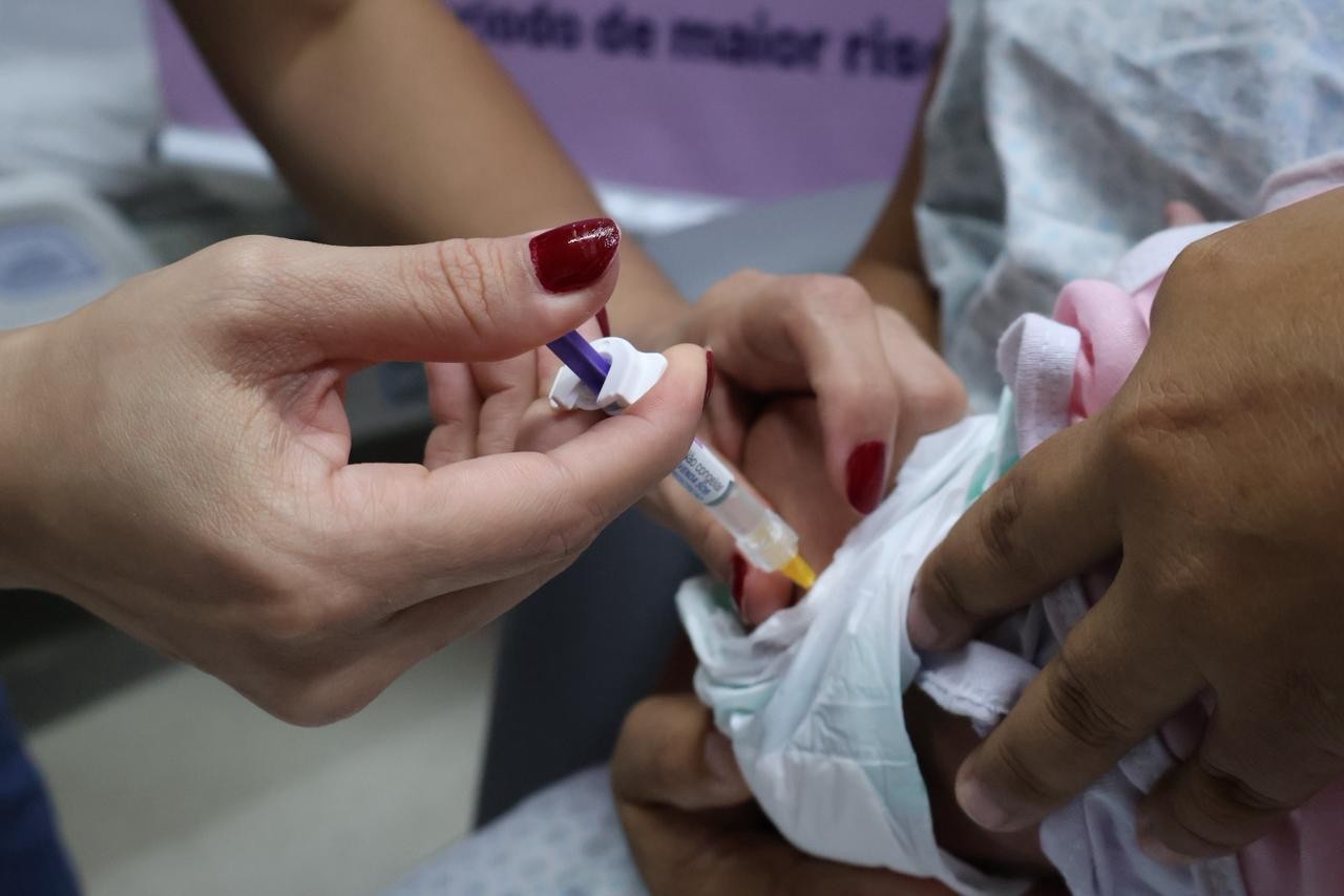 Bebês passam a receber dose única contra vírus respiratório em maternidades de Manaus
