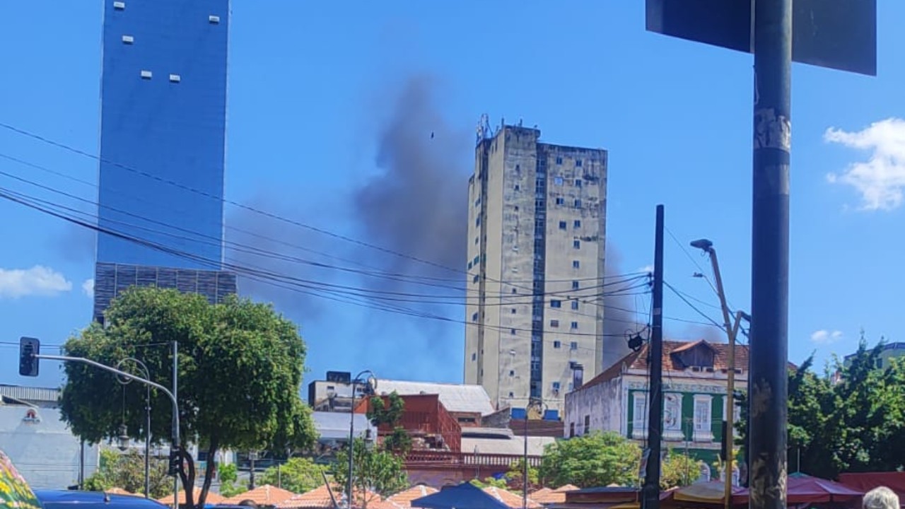 Incêndio atinge loja no Centro de Manaus