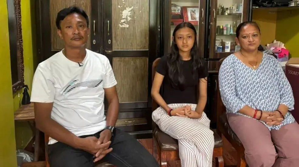 A jovem Yunisha, de 16 anos (ao centro), diz ter escapado por uma questão de 10 segundos — Foto: BBC