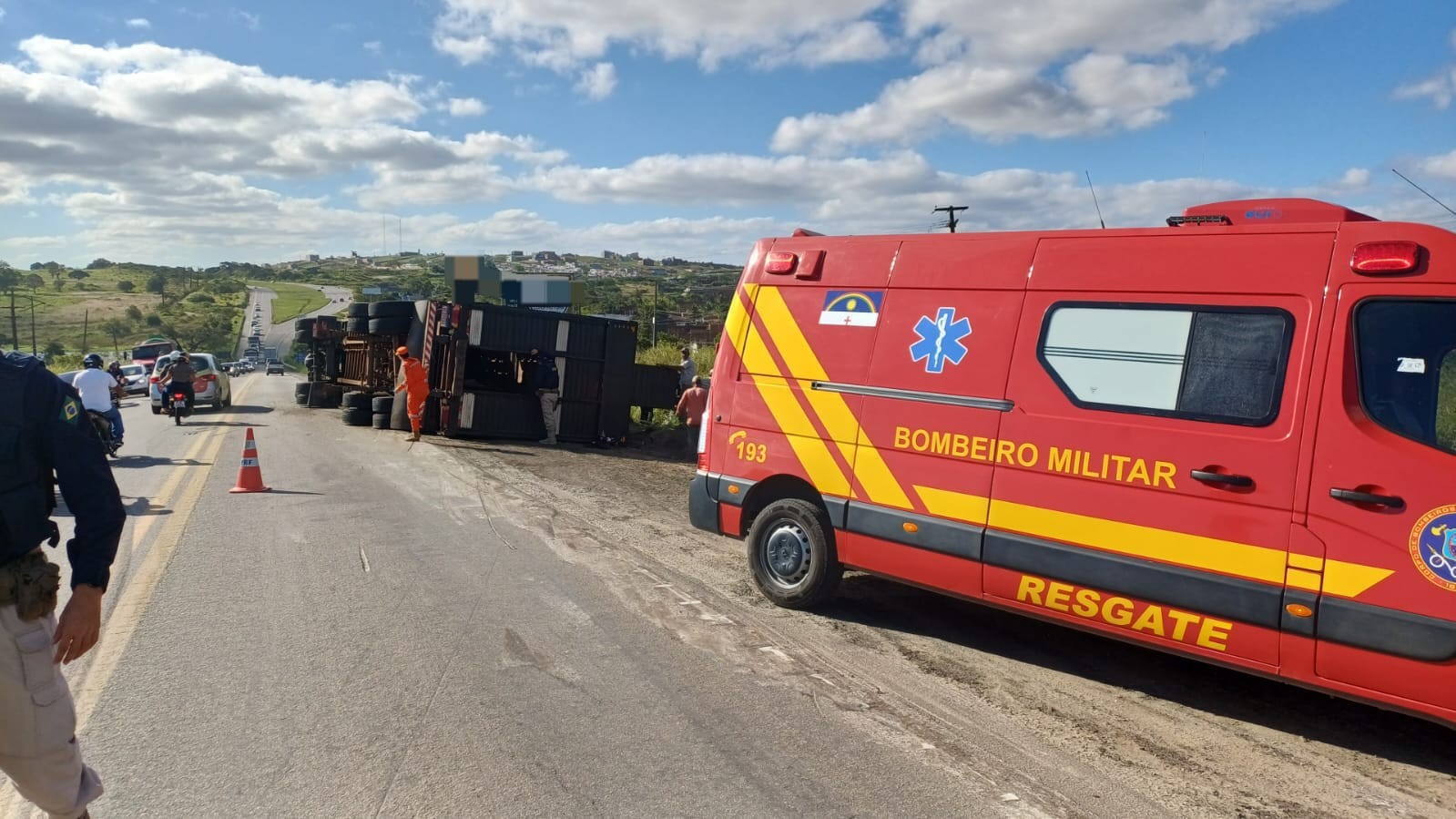 Caminhão com cerca de 40 bois tomba na BR-104, em Caruaru, e deixa animais mortos e feridos
