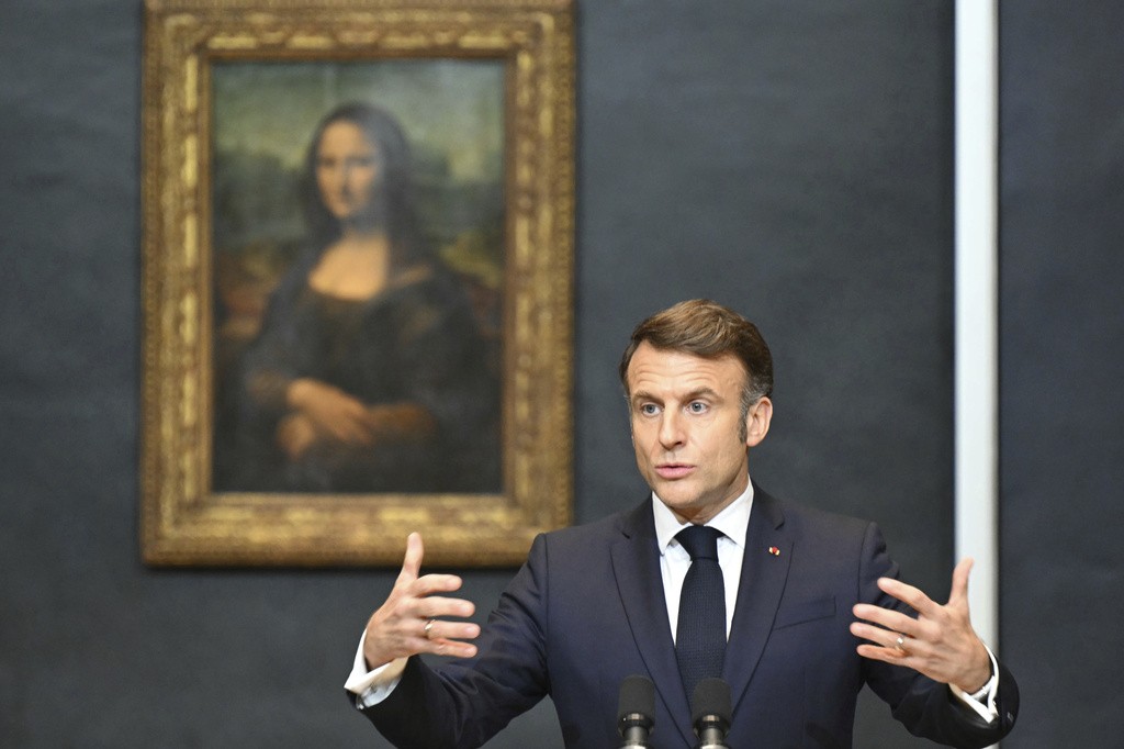 Macron anuncia reforma do Louvre e sala exclusiva para a Mona Lisa com ingresso a parte